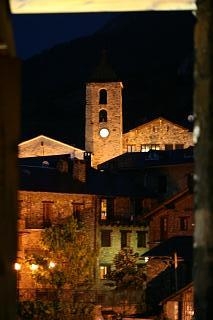 Die Kirche von Ordino bei Nacht